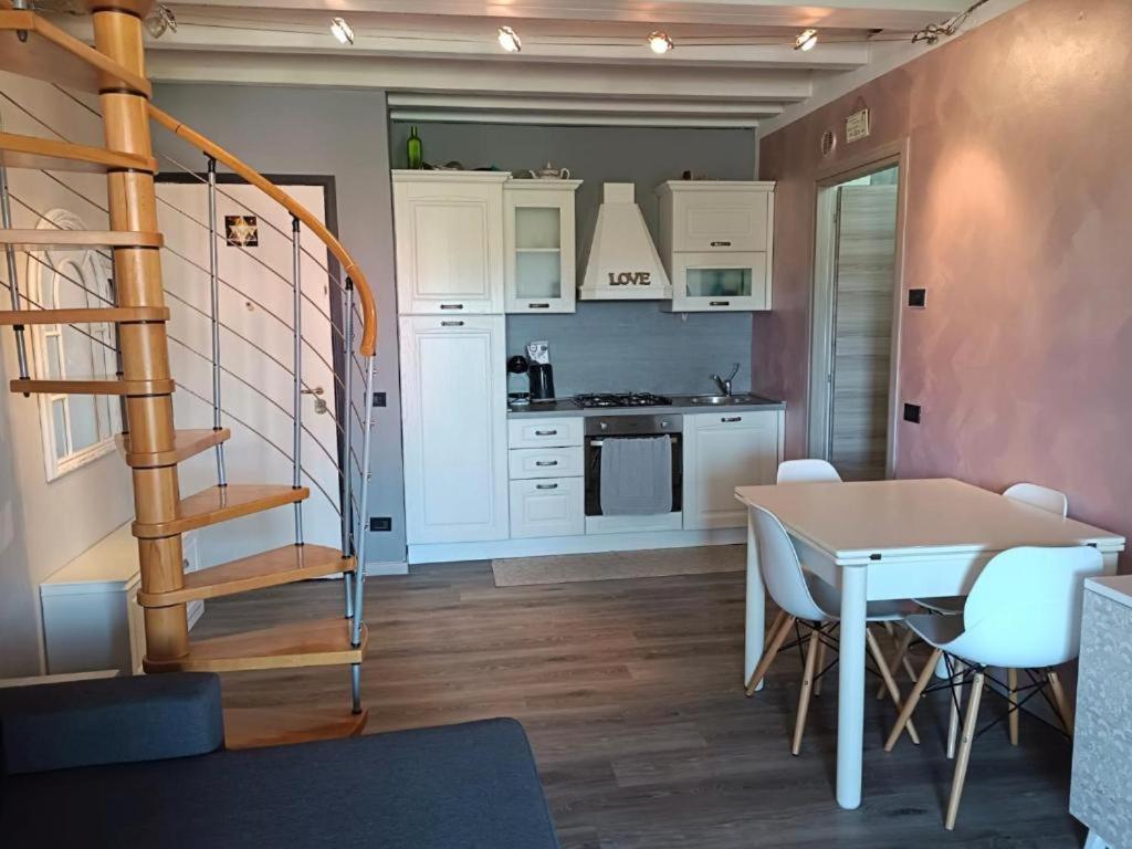 La Lanterna - Appartamenti In Residence Con Piscina 代森扎诺-德尔加达 外观 照片